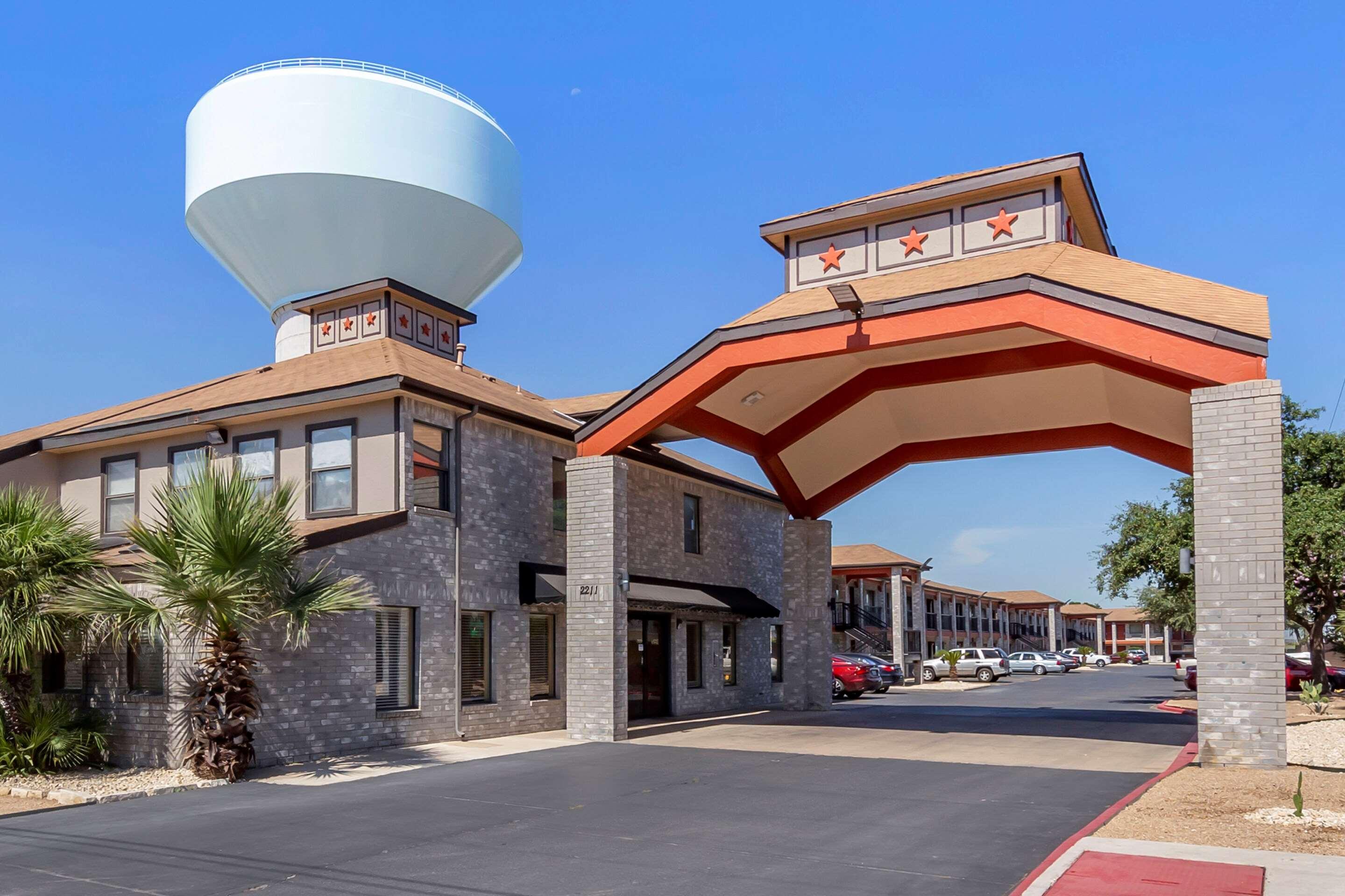 Econo Lodge Near Lackland Air Force Base-Seaworld San Antonio Exterior photo